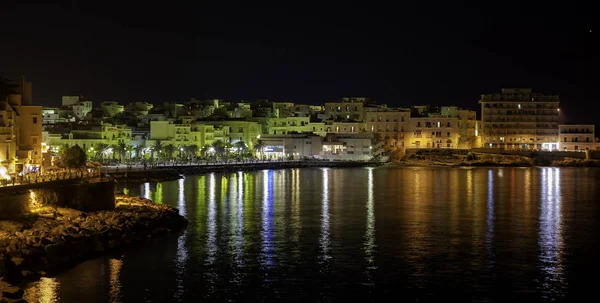 ヴィエステの夜景 ガルガーノの主要都市 プーリア イタリア — ストック写真