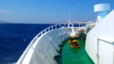 Hareket halindeki feribotun ön güvertesinde su sıçrıyor.