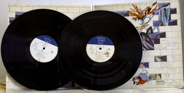 Modugno, İtalya - 25 Nisan 2013: Pink Floyd'un vinil Lps koleksiyonumdan The Wall çift albümü