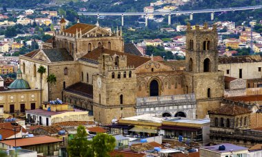 Kasabayı çevreleyen dağlardan görülen Monreale Katedrali. Palermo. İtalya