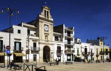 Sammichele, İtalya - 25 Mayıs 2016: Bari'ye birkaç kilometre uzaklıktaki küçük bir kasaba olan Sammichele'nin ana meydanı. Kasaba 