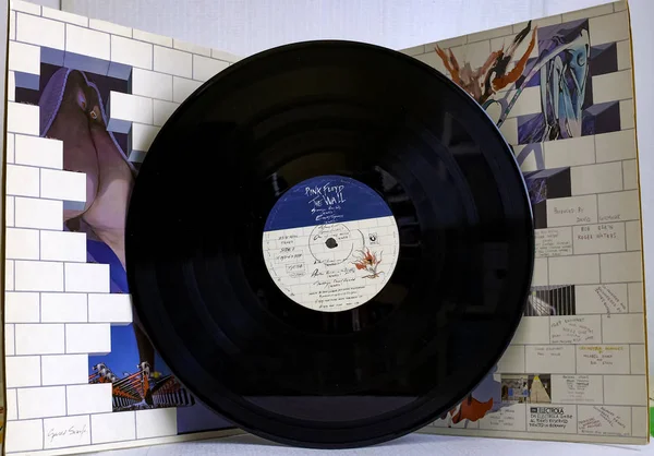 Modugno, İtalya - 25 Nisan 2013: Pink Floyd'un vinil Lps koleksiyonumdan The Wall çift albümü