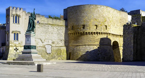 Otranto Włochy Maja 2018 Widok Głównym Placu Miasta Pomnika Męczenników — Zdjęcie stockowe
