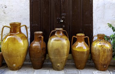Puglia 'da zeytin yağı içermek için kullanılan farklı boyutlarda Terracotta vazolar