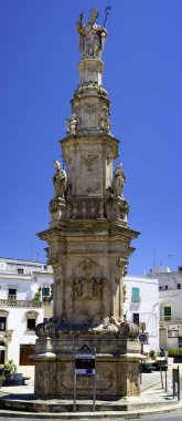 Piazza della Liberta meydanında St Horace Kulesi (Guglia di Sant Oronzo) geniş açılı bir çekim