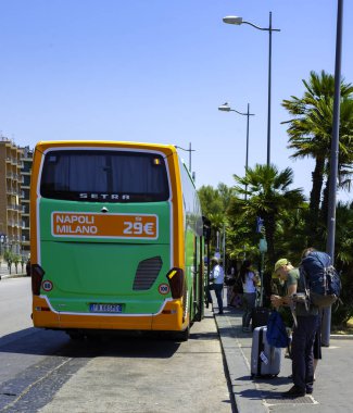 Salerno, İtalya - 15 Temmuz 2018: Turistler ve otobüsler Sorrento sahilinin turistik tatil beldelerine ulaşmak için. Salerno - İtalya