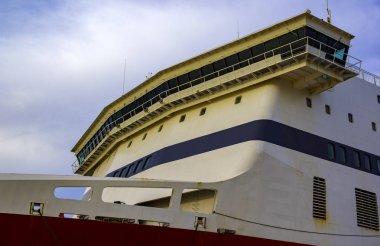 feribot gemi limanda durur