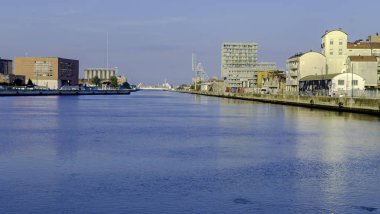 Şehri Ravenna ve limana bağlayan Candiano Kanalı'nın şehir rıhtımları.