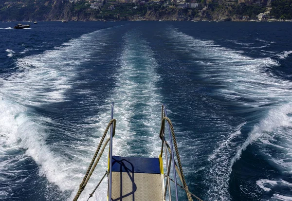 소렌토 해안의 리조트에 정기적으로 페리에 웨이크 살레르노 이탈리아 — 스톡 사진