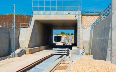 Yeni bir demiryolu hattı inşa etmek için altgeçit ve tünel. Demiryolu hattının elektriklenmesi için kanalizasyon ve metal kafes kanallarının ayrıntıları.