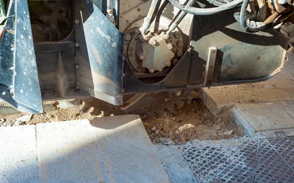 Rangkaian Dengan Kerucut Untuk Pengeboran Batu Yang Dipasang Pada Ekskavator — Stok Foto
