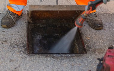 Kanalizasyon sistemindeki hamamböceklerinin defezasyonuna piretroid böcek ilacı sıkılmış..