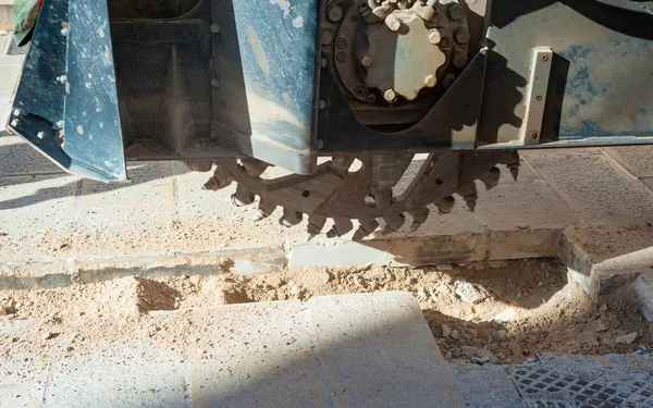 微型挖掘机上安装有圆锥的花圈 用于在微型壕沟施工过程中挖掘岩石 — 图库照片