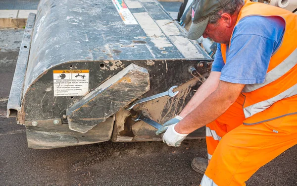 Trabajador Reparador Atornillando Tuercas Montaje Eje Cargadora Ruedas Pesadas — Foto de Stock