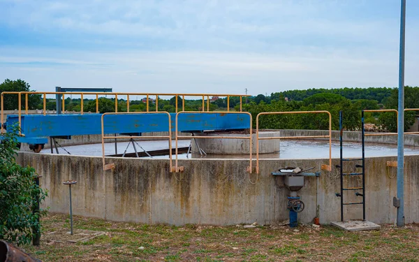 Sewage Treatment Plant Primary Sedimentation Basin Sewage Flowing Large Tanks — Stock Photo, Image