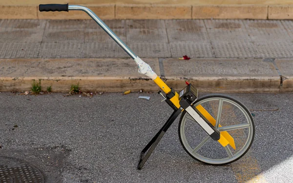 Surveyor Measuring Wheel Odometer Detects Length Excavation Minitrench — Stock Photo, Image