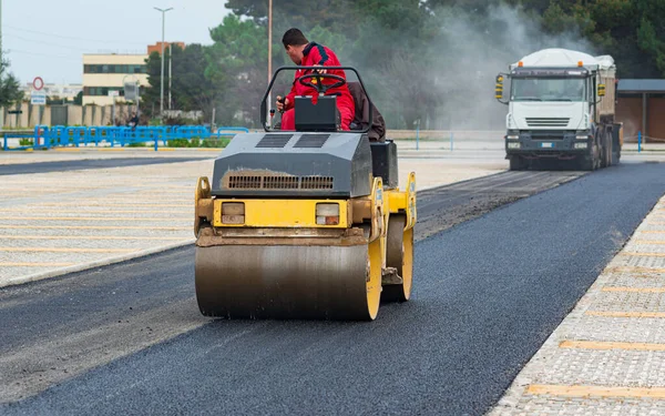 Trabalhador Lidera Rolo Estrada Vibratória Para Compactar Asfalto Previsto Para — Fotografia de Stock