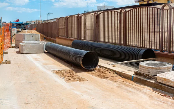 Tuberías Plástico Industrial Corrugado Lugar Trabajo Con Casas Del Barrio — Foto de Stock