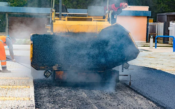 Asfalt Bestrating Met Asfalt Verwarmd Tot Temperaturen Boven 160 Graden — Stockfoto