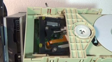 Eski SATA, ATA sabit sürücüleri ve sürücü cd 'si söküldü.