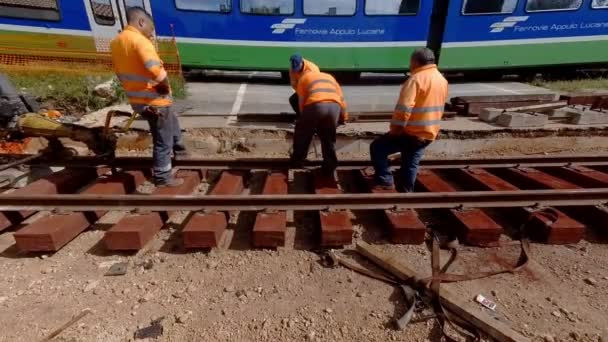 이탈리아의 무두그 Modugno 2019 무두그 근처의 노선의 작업을 노동자와 차량이 — 비디오