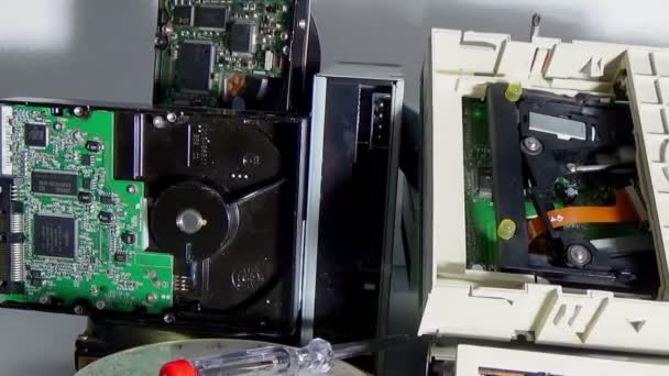 Stapel Alter Sata Ata Festplatten Und Treiber Demontiert — Stockvideo