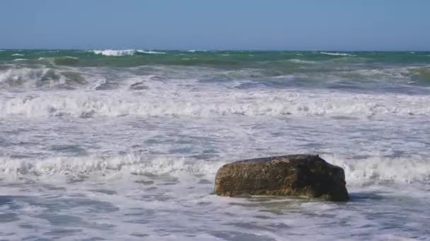 Fuertes Olas Tormenta Golpeando Contra Rompeolas Paseo Marítimo Salpicaduras Agua — Vídeo de stock