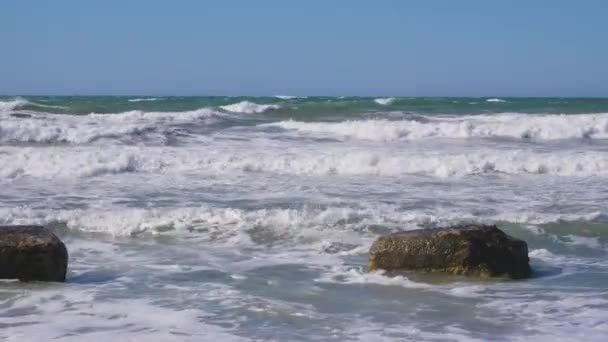 Fortes Vagues Tempête Battant Contre Brise Lames Sur Front Mer — Video