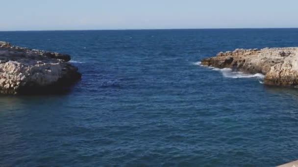 Polignano Klacz Włochy Wielu Turystów Cieszyć Się Świeżym Powietrzu Kwarantannie — Wideo stockowe