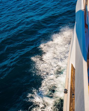 Yön bulma teknesinin denizinde, yandan görüldü.