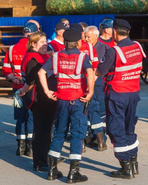 Terlizzi, İtalya - 7 Ağustos 2016: Terlizzi, Apulia 'da bir grup gönüllü güvenlik görevlisi. Ceketlerin arkasında 