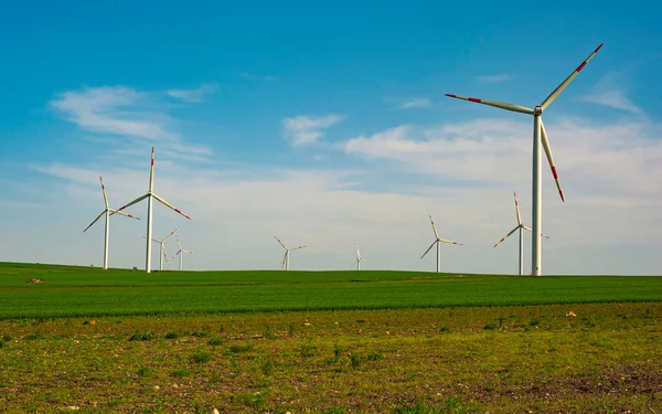 Turbinas Eólicas Campos Agrícolas Día Verano Producción Energía Con Energías Fotos De Stock