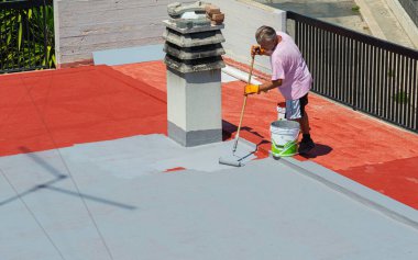 Su geçirmez teraslar için reçine yapmak, sızma sorunlarını çözmek ve yüzeyi yürümeye elverişli ve estetik olarak memnun etmek.