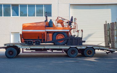 Asfalt bitumen kaldırım ve karavanlı bir kamyon. Asfaltın yenilenmesi için.