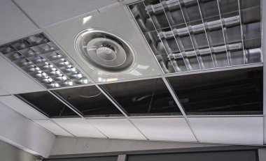 Askıya alınmış bir tavanın yapısının yapımı