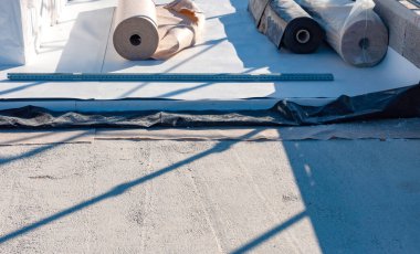 Sentetik su geçirmez PVC-P ve TPO / FPO uygulaması üzerinde çalışan işçiler