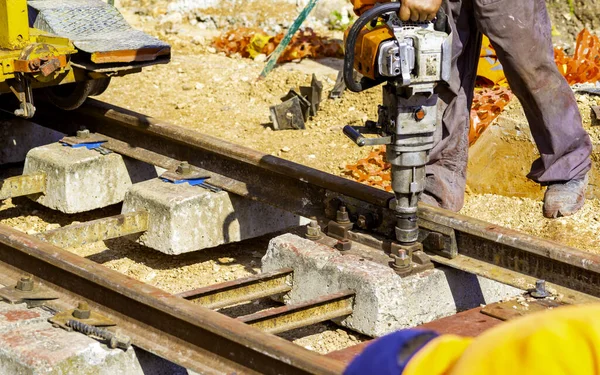 Spoorwegarbeiders Bout Spoor Detail Werknemer Met Lichte Draagbare Slapers Boormachine — Stockfoto