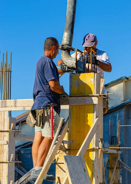 建筑工地建筑工地工人向立柱浇注水泥 — 图库照片