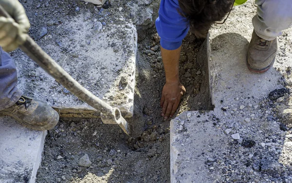 Trabalhador Construção Está Realizando Uma Escavação Manual Uma Seção Restrita — Fotografia de Stock