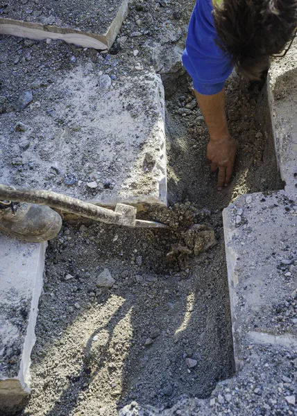 Trabajador Construcción Está Realizando Una Excavación Manual Una Sección Restringida — Foto de Stock