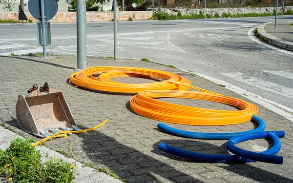 Rollos Conductos Cable Fibra Óptica Descansando Sobre Pavimento Esperando Ser — Foto de Stock