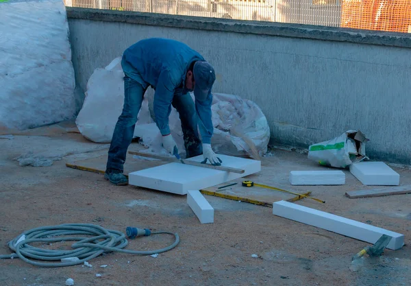 Arbetstagaren Skär Styrofoam Plåt Isolering Till Vägg Byggarbetsplatsen — Stockfoto