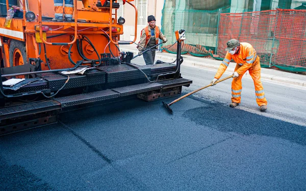 Trabajador Regular Pavimentadora Orugas Asfalto Por Que Calienta Temperaturas Superiores — Foto de Stock