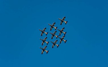 İtalyan akrobatik takımı Frecce Tricolori (üç renkli oklar), 8 Mayıs 2019 tarihinde Aziz Niklas bayramında Bari 'de (ITALY) Aermacchi MB-339 uçak gösterisi gerçekleştirir.