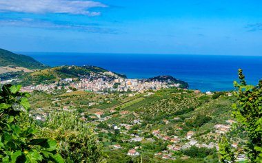 Cilento, Campania, İtalya 'daki Policastro Körfezi' nin vahşi kıyıları