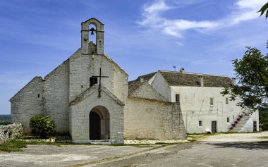 Santa Maria di Barsento kilisesi ve bir zamanlar bir manastır olan komşu çiftlik, Bari ilinde Noci ve Putignano arasında yer almaktadır.