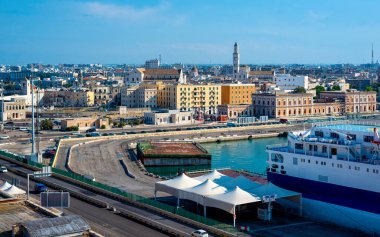 Bari, İtalya - 7 Eylül 2019: Bari limanına demir atmış bir yolcu gemisinin güvertesinden şehir manzarası