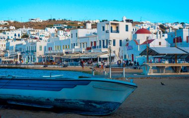 Mykonos, Yunanistan - 9 Eylül 2019: Tekneler, Kiklad adaları ve Yunanistan 'daki Mykonos limanının manzarası