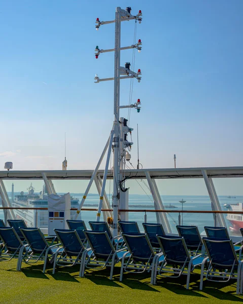 Antenne Satellite Couleur Blanche Cargaison Navire Des Chaises Longues Sur — Photo