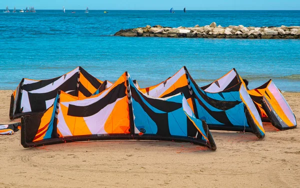 Ομάδα Kitesurfers Στην Παραλία Του Μπάρι Που Περιμένουν Χρησιμοποιηθούν — Φωτογραφία Αρχείου